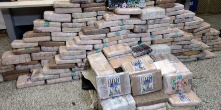 Colombiano é pego com 600 Kg de maconha embalada com a foto de Pablo Escobar no AM
