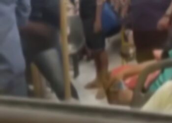 Mulher ‘surtada’ tenta esfaquear motorista do 440, no viaduto: ‘Sua vagab*nda’