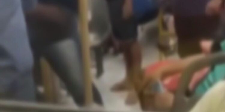 Mulher ‘surtada’ tenta esfaquear motorista do 440, no viaduto: ‘Sua vagab*nda’