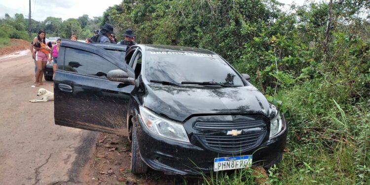 Homem é encontrado morto com mais de dez tiros pelo corpo dentro do porta-malas