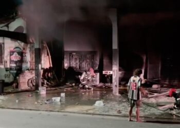 Oficina mecânica é destruída por fogo na Compensa