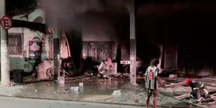 Oficina mecânica é destruída por fogo na Compensa