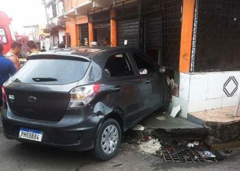 Distribuidora tem a frente destruída por dois carros e idoso de 63 anos fica ferido