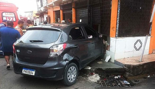 Distribuidora tem a frente destruída por dois carros e idoso de 63 anos fica ferido