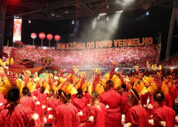 Garantido abre Festival de Parintins celebrando a diversidade indígena