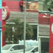 Sem EPI: Funcionária do Habib’s é colocada em risco ao ser flagrada limpando fachada