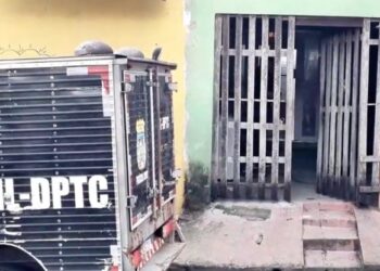 Em Manaus, jovem sente falta do irmão e o encontra morto dentro de casa