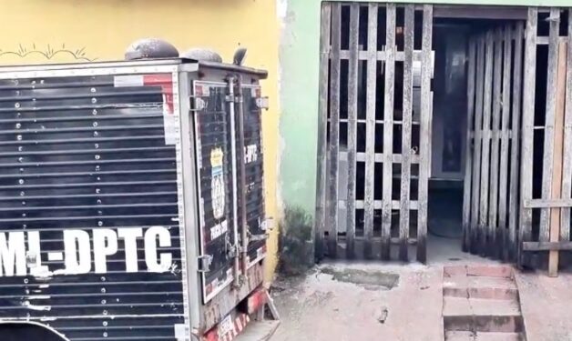 Em Manaus, jovem sente falta do irmão e o encontra morto dentro de casa