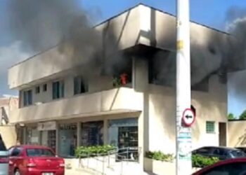 Explosão de botija de gás destroí casa e uma pessoa fica ferida em Manaus