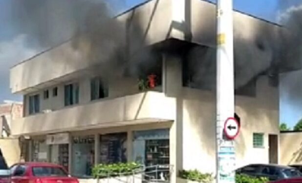 Explosão de botija de gás destroí casa e uma pessoa fica ferida em Manaus