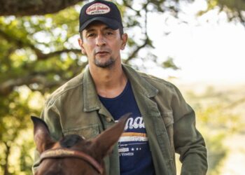 Irandhir Santos cai do cavalo e é afastado de Pantanal por precisar de cirurgia