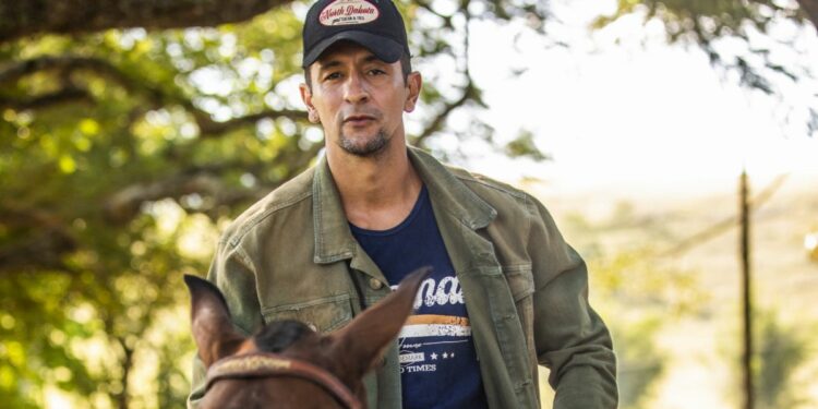 Irandhir Santos cai do cavalo e é afastado de Pantanal por precisar de cirurgia