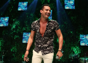 Vídeo: Israel Novaes dá R$ 100 para fã que queria reembolso e ir embora após show atrasar