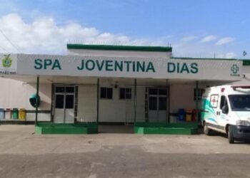 Bandidos tentam matar jovem de 20 anos na Compensa, mas atingem carros e casas do bairro