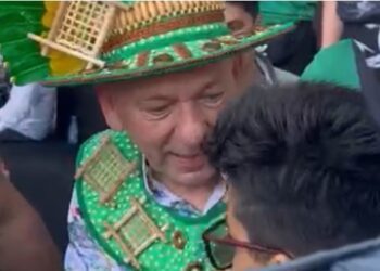 Vídeo: Luciano Hang se emociona com garoto e oferece vaga de menor aprendiz em loja