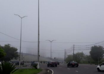 Manauaras são surpreendidos por neblina nesta segunda-feira