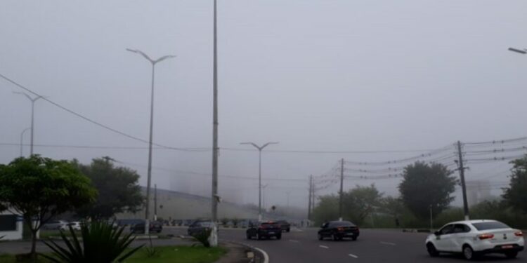 Manauaras são surpreendidos por neblina nesta segunda-feira