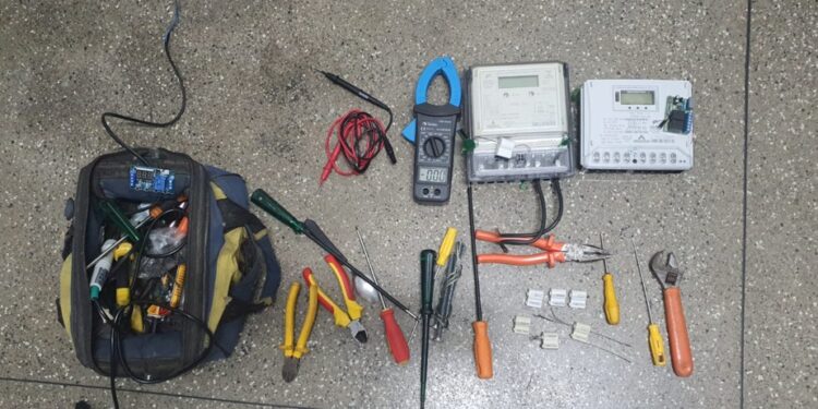 Trio de eletricistas são presos por furto de energia elétrica em Manaus