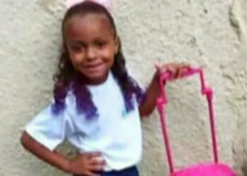 Menina de 4 anos é baleada na cabeça quando comprava pipoca com a mãe