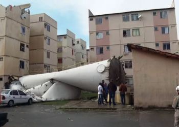 Vídeo: Caixa d’água tomba sobre ‘Minha Casa Minha Vida’ e fere mulher