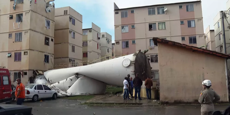 Vídeo: Caixa d’água tomba sobre ‘Minha Casa Minha Vida’ e fere mulher
