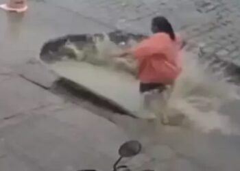 Vídeo: mulher é engolida por cratera maceta que se abriu em calçada