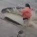 Vídeo: mulher é engolida por cratera maceta que se abriu em calçada