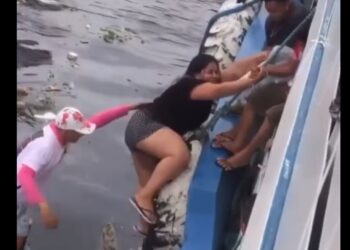 Vídeo: mulher “escala” barco para deixar Manaus rumo ao Festival de Parintins