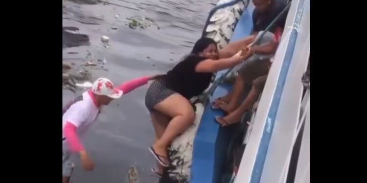 Vídeo: mulher “escala” barco para deixar Manaus rumo ao Festival de Parintins