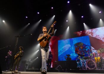 Em show em Manaus, Nando Reis faz ‘L’ de Lula com os dedos e critica Bolsonaro