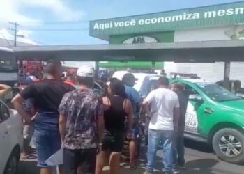 Passageiros se revoltam e porrada come em dupla que assaltou ônibus no Jorge ‘Texas’