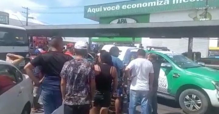 Passageiros se revoltam e porrada come em dupla que assaltou ônibus no Jorge ‘Texas’