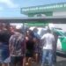 Passageiros se revoltam e porrada come em dupla que assaltou ônibus no Jorge ‘Texas’