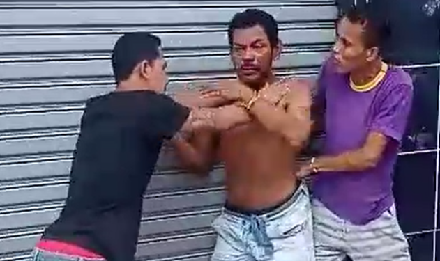 Vídeo: Suspeito de roubar casas no Grande Vitória é pego por moradores que se vingam