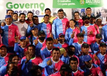 Em Parintins, tricicleiros recebem novos uniformes e triciclos para o Festival