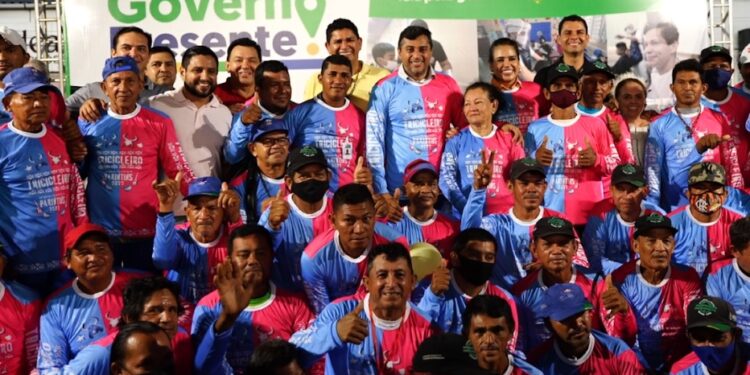 Em Parintins, tricicleiros recebem novos uniformes e triciclos para o Festival