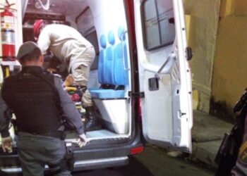 Bandido apanha de passageiros após roubar ônibus com arma de brinquedo em Manaus