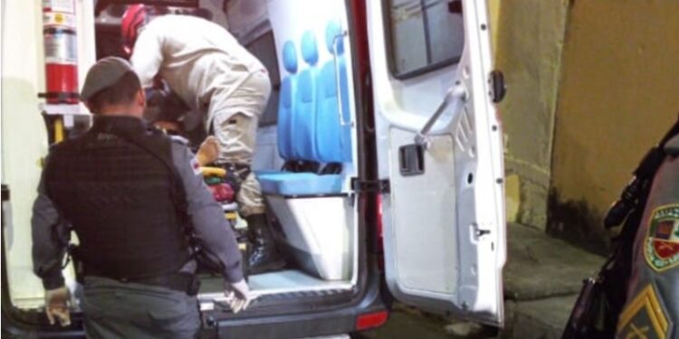 Bandido apanha de passageiros após roubar ônibus com arma de brinquedo em Manaus