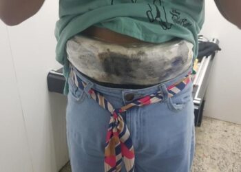 ‘Mula’ é presa em flagrante no aeroporto de Manaus com drogas amarrada na barriga