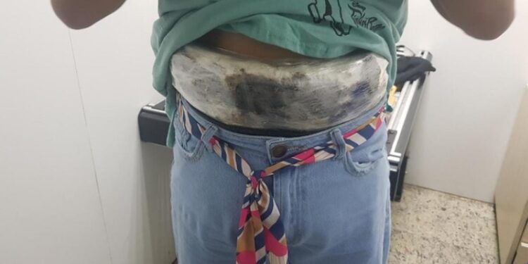‘Mula’ é presa em flagrante no aeroporto de Manaus com drogas amarrada na barriga