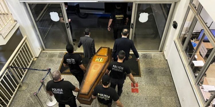 Avião da PF chega a Brasília com restos mortais de desaparecidos