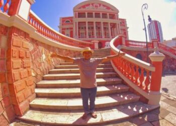 Ribeirinho que alcançou 5 milhões de visualizações é convidado para cantar no Teatro Amazonas