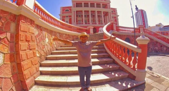 Ribeirinho que alcançou 5 milhões de visualizações é convidado para cantar no Teatro Amazonas