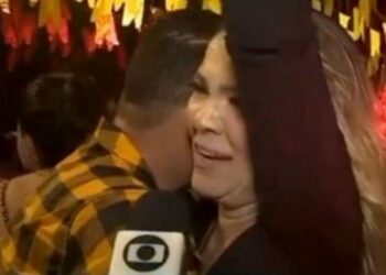 Tava pulando a cerca? Homem esconde o rosto ao dançar com mulher e aparecer em reportagem; vídeo