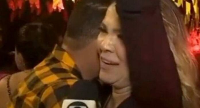 Tava pulando a cerca? Homem esconde o rosto ao dançar com mulher e aparecer em reportagem; vídeo
