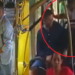 Vídeo: Assalto no 542 deixa passageiro apavorado e ele pula do ônibus em movimento