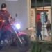 No Alvorada, ‘Ruiva do roubo’ e comparsa fazem a limpa e ela foge mostrando a arma; vídeo
