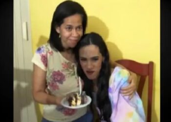 Após ouvir da boca do pastor que filho tinha ‘demônio’ por ser gay, mãe sai da igreja