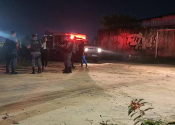 Fio enrolado no pescoço, marcas de agressão, furado com gargalo e jogado em terreno