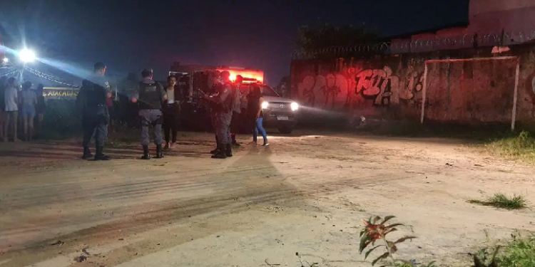 Fio enrolado no pescoço, marcas de agressão, furado com gargalo e jogado em terreno